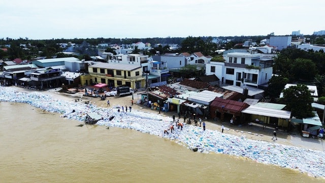 Bờ kè ven sông Thu Bồn bị 'ngoạm' từng mét, hàng nghìn người căng mình giữ đất- Ảnh 2.
