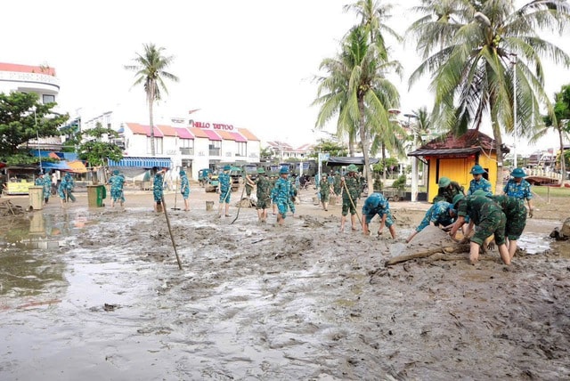 Bộ đội khẩn trương 'giải cứu' phố cổ Hội An sau 5 ngày ngập sâu- Ảnh 2. Bộ đội khẩn trương 'giải cứu' phố cổ Hội An sau 5 ngày ngập sâu- Ảnh 2.