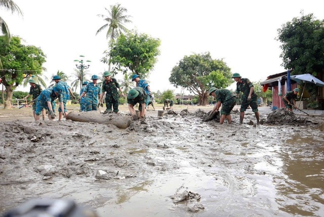 Bộ đội khẩn trương 'giải cứu' phố cổ Hội An sau 5 ngày ngập sâu- Ảnh 3. Bộ đội khẩn trương 'giải cứu' phố cổ Hội An sau 5 ngày ngập sâu- Ảnh 3.
