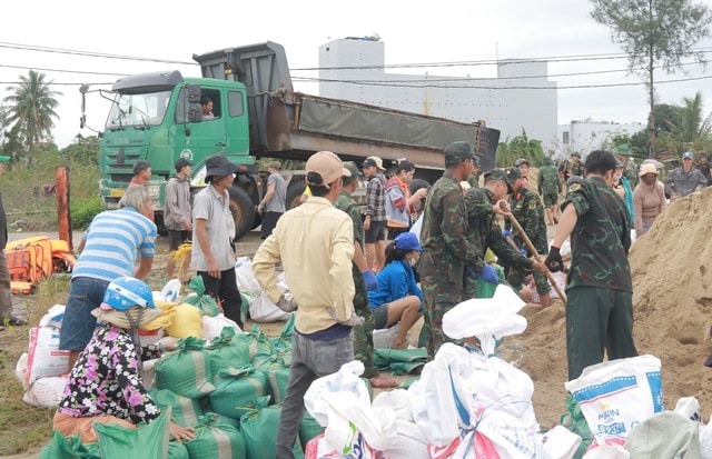 Bờ kè ven sông Thu Bồn bị 'ngoạm' từng mét, hàng nghìn người căng mình giữ đất- Ảnh 4.