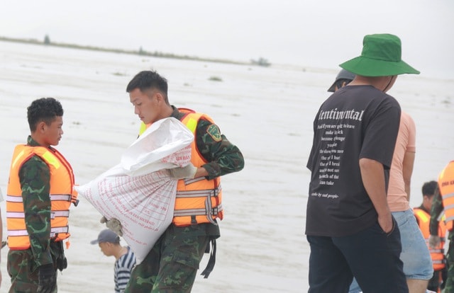 Bờ kè ven sông Thu Bồn bị 'ngoạm' từng mét, hàng nghìn người căng mình giữ đất- Ảnh 5.