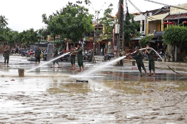 Bộ đội khẩn trương 'giải cứu' phố cổ Hội An sau 5 ngày ngập sâu- Ảnh 5. Bộ đội khẩn trương 'giải cứu' phố cổ Hội An sau 5 ngày ngập sâu- Ảnh 5.