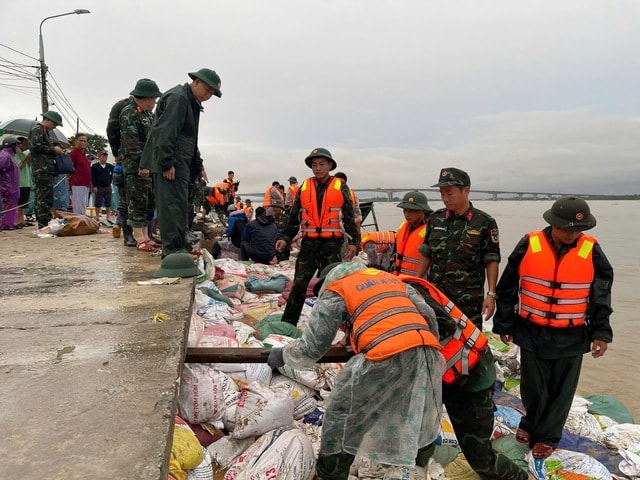 Bờ kè ven sông Thu Bồn bị 'ngoạm' từng mét, hàng nghìn người căng mình giữ đất- Ảnh 6.