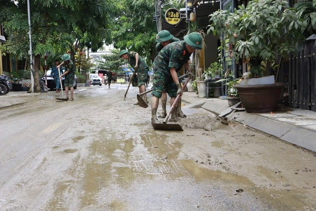 Bộ đội khẩn trương 'giải cứu' phố cổ Hội An sau 5 ngày ngập sâu- Ảnh 6. Bộ đội khẩn trương 'giải cứu' phố cổ Hội An sau 5 ngày ngập sâu- Ảnh 6.