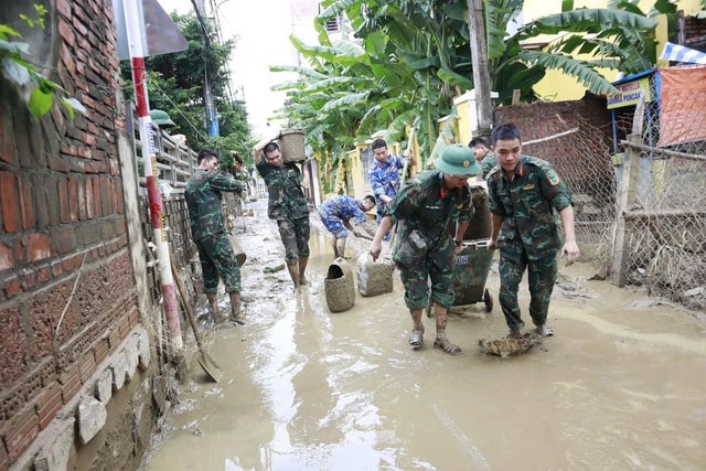 Bộ đội khẩn trương 'giải cứu' phố cổ Hội An sau 5 ngày ngập sâu- Ảnh 8. Bộ đội khẩn trương 'giải cứu' phố cổ Hội An sau 5 ngày ngập sâu- Ảnh 8.