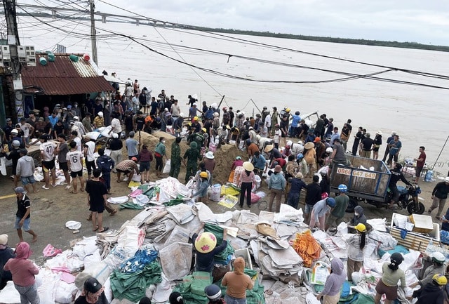 Bờ kè ven sông Thu Bồn bị 'ngoạm' từng mét, hàng nghìn người căng mình giữ đất- Ảnh 8.