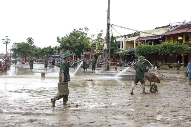 Bộ đội khẩn trương 'giải cứu' phố cổ Hội An sau 5 ngày ngập sâu- Ảnh 7. Bộ đội khẩn trương 'giải cứu' phố cổ Hội An sau 5 ngày ngập sâu- Ảnh 7.