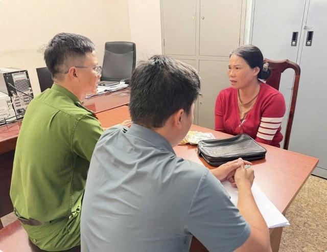 Bắt ‘nữ quái’ cướp giật tài sản của cụ ông bán vé số- Ảnh 1. Bắt ‘nữ quái’ cướp giật tài sản của cụ ông bán vé số- Ảnh 1.