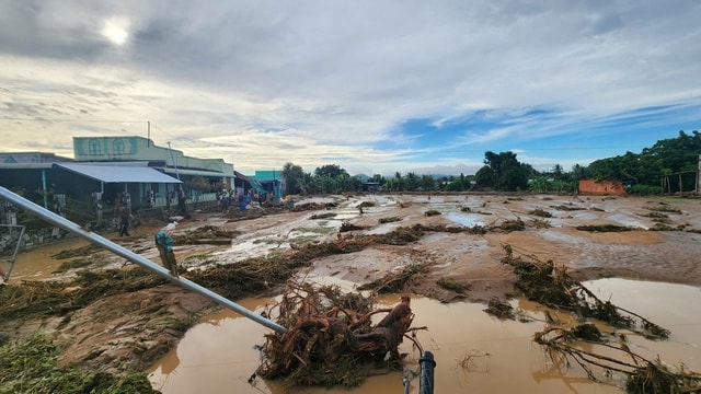 Vụ vỡ hồ chứa nước làm chết người: Lâm Đồng buộc doanh nghiệp tháo cạn các ao, hồ chứa trái phép - Ảnh 1.