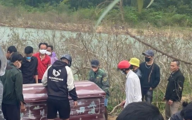 Xót xa người phụ nữ bị lũ cuốn tử vong để lại 3 đứa trẻ đáng thương- Ảnh 1.