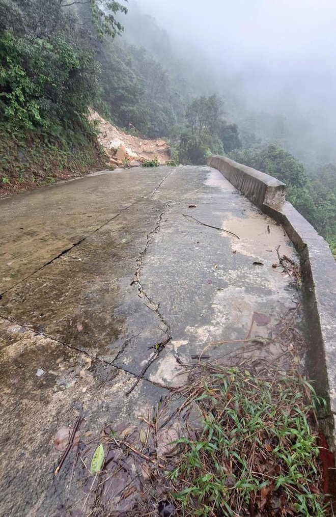 Cận cảnh sạt lở nghiêm trọng đường lên đỉnh Bạch Mã- Ảnh 4. Cận cảnh sạt lở nghiêm trọng đường lên đỉnh Bạch Mã- Ảnh 4.