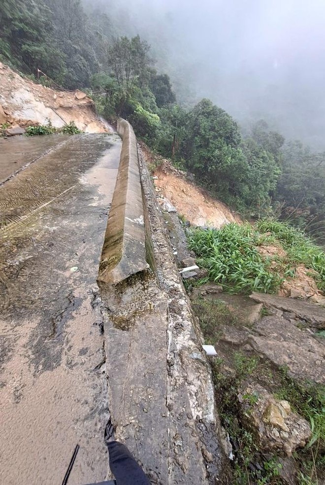 Cận cảnh sạt lở nghiêm trọng đường lên đỉnh Bạch Mã- Ảnh 3. Cận cảnh sạt lở nghiêm trọng đường lên đỉnh Bạch Mã- Ảnh 3.