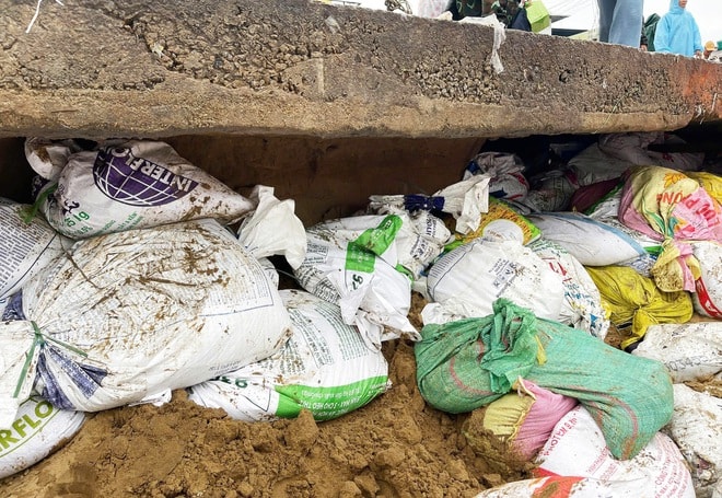 Bờ kè ven sông Thu Bồn bị 'ngoạm' từng mét, hàng nghìn người căng mình giữ đất- Ảnh 10.