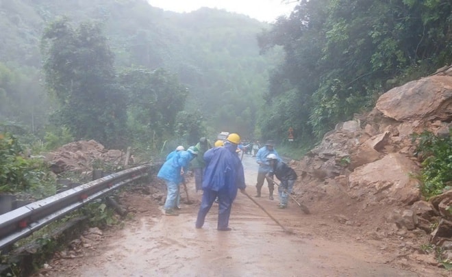 Cầu cạn trên đường Hồ Chí Minh nhánh Tây bị xô lệch do mưa lũ- Ảnh 1. Cầu cạn trên đường Hồ Chí Minh nhánh Tây bị xô lệch do mưa lũ- Ảnh 1.
