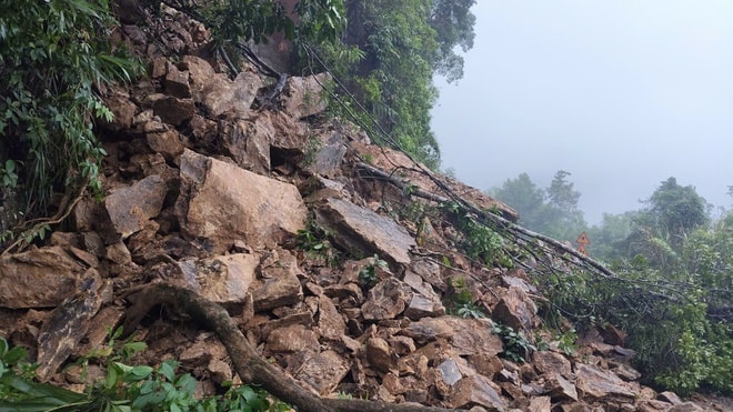 Cầu cạn trên đường Hồ Chí Minh nhánh Tây bị xô lệch do mưa lũ- Ảnh 2. Cầu cạn trên đường Hồ Chí Minh nhánh Tây bị xô lệch do mưa lũ- Ảnh 2.