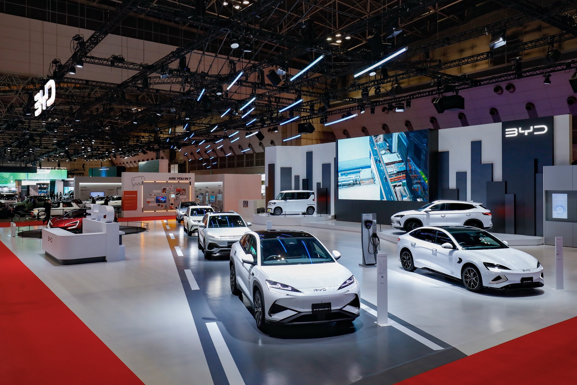 BYD cũng trưng bày phiên bản nâng cấp của các mẫu xe BYD ATTO 3, BYD Dolphin, BYD Seal và siêu xe YangWang U9 đến từ thương hiệu cao cấp YangWang. (Ảnh: BYD)