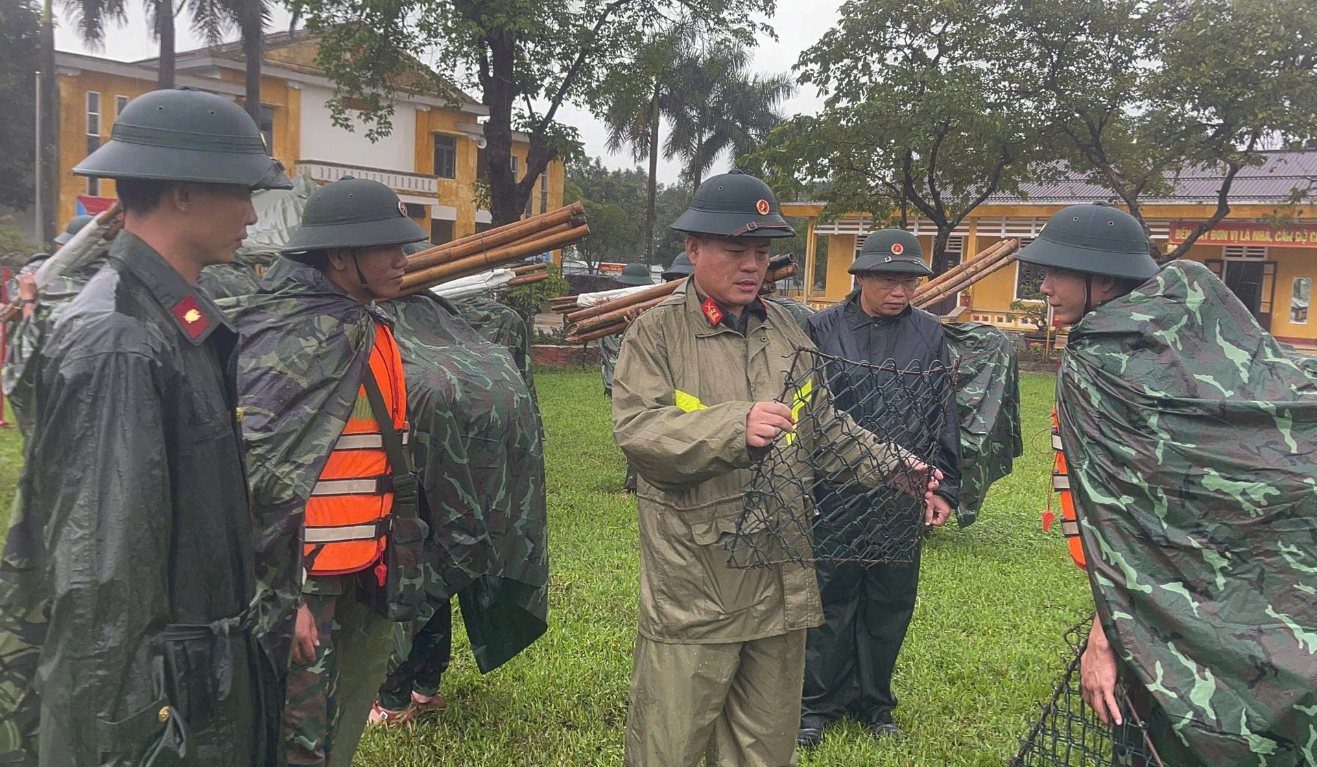 Huế vừa khắc phục hậu quả mưa lũ, vừa ứng phó với bão số 13- Ảnh 6. Huế vừa khắc phục hậu quả mưa lũ, vừa ứng phó với bão số 13- Ảnh 6.