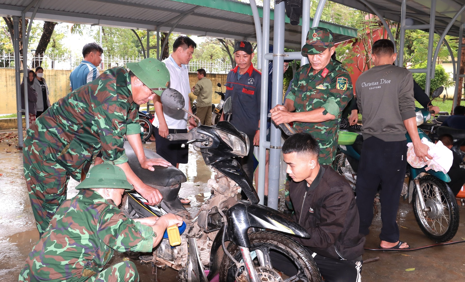 Huế vừa khắc phục hậu quả mưa lũ, vừa ứng phó với bão số 13- Ảnh 4. Huế vừa khắc phục hậu quả mưa lũ, vừa ứng phó với bão số 13- Ảnh 4.