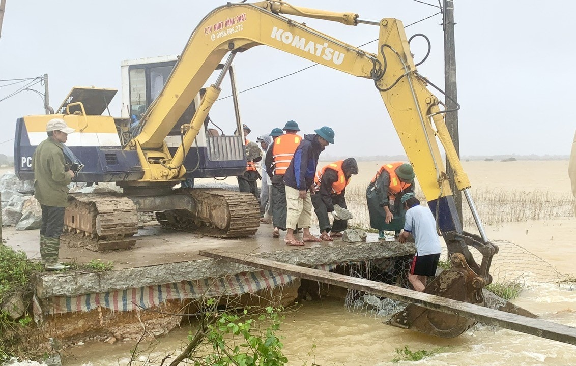 Huế vừa khắc phục hậu quả mưa lũ, vừa ứng phó với bão số 13- Ảnh 1. Huế vừa khắc phục hậu quả mưa lũ, vừa ứng phó với bão số 13- Ảnh 1.