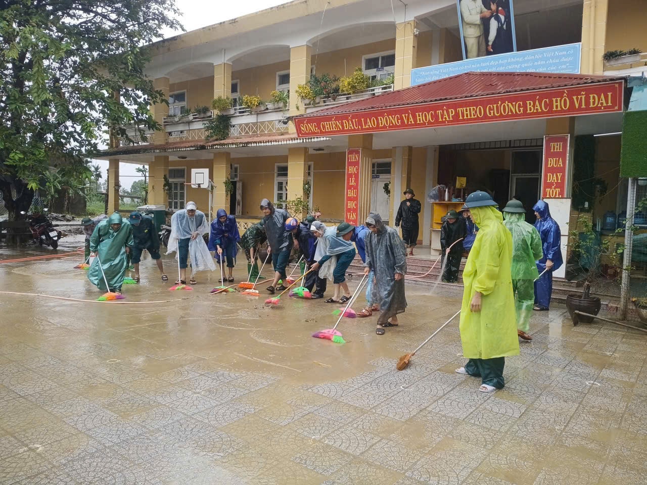 Huế vừa khắc phục hậu quả mưa lũ, vừa ứng phó với bão số 13- Ảnh 3. Huế vừa khắc phục hậu quả mưa lũ, vừa ứng phó với bão số 13- Ảnh 3.