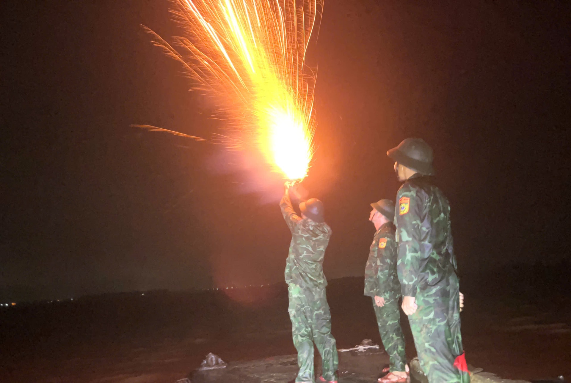 Huế vừa khắc phục hậu quả mưa lũ, vừa ứng phó với bão số 13- Ảnh 7. Huế vừa khắc phục hậu quả mưa lũ, vừa ứng phó với bão số 13- Ảnh 7.