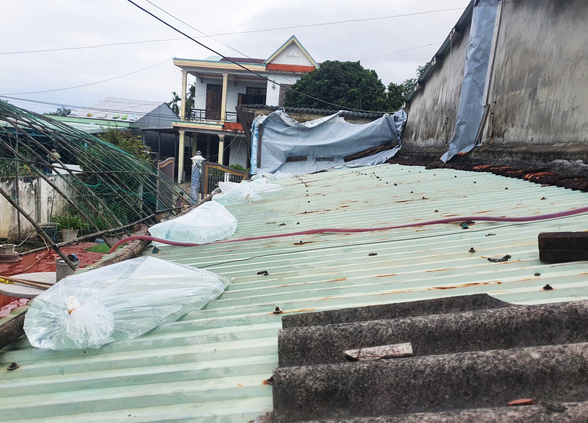 Sau lũ, người dân lại hối hả gia cố nhà cửa chống bão - Ảnh 3.