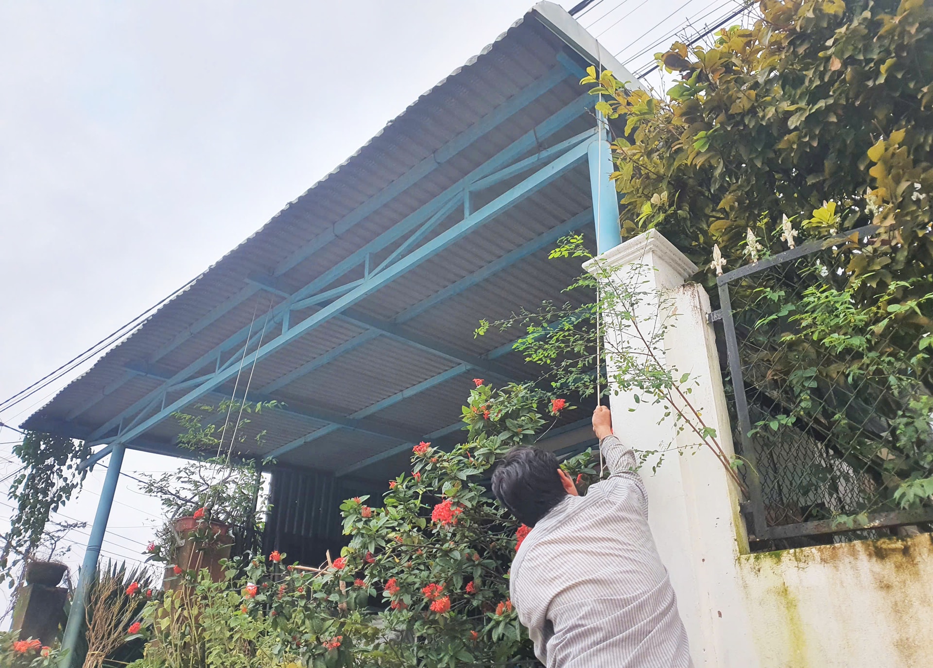 Sau lũ, người dân lại hối hả gia cố nhà cửa chống bão - Ảnh 4.