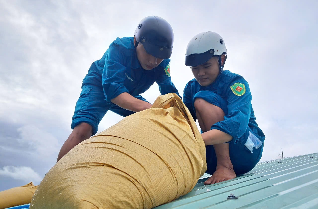 Sau lũ, người dân lại hối hả gia cố nhà cửa chống bão - Ảnh 9.