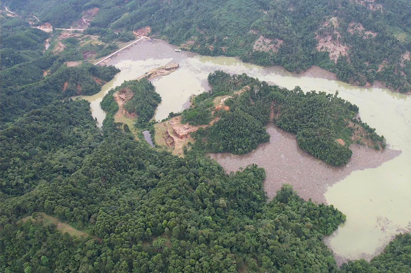 Nghệ An: Gỗ, rác phủ khắp mặt hồ thủy điện- Ảnh 2.