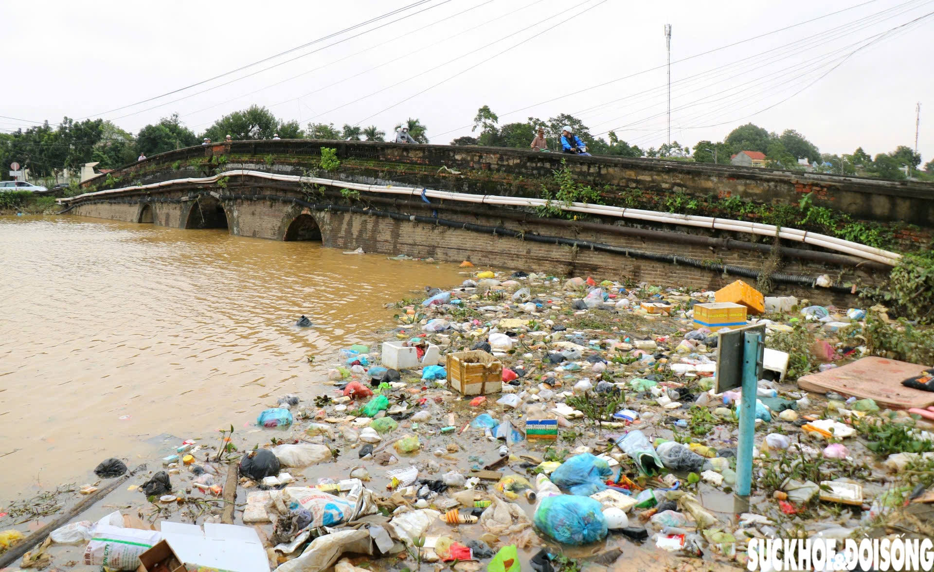 Sông hồ ở Huế ngập rác sau lũ, toàn thành phố thu gom hơn 5.500 tấn về nơi xử lý- Ảnh 1.