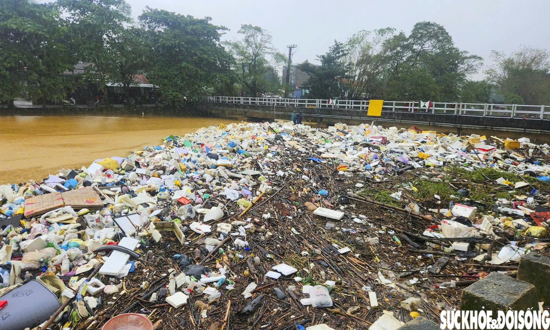 Sông hồ ở Huế ngập rác sau lũ, toàn thành phố thu gom hơn 5.500 tấn về nơi xử lý- Ảnh 7.