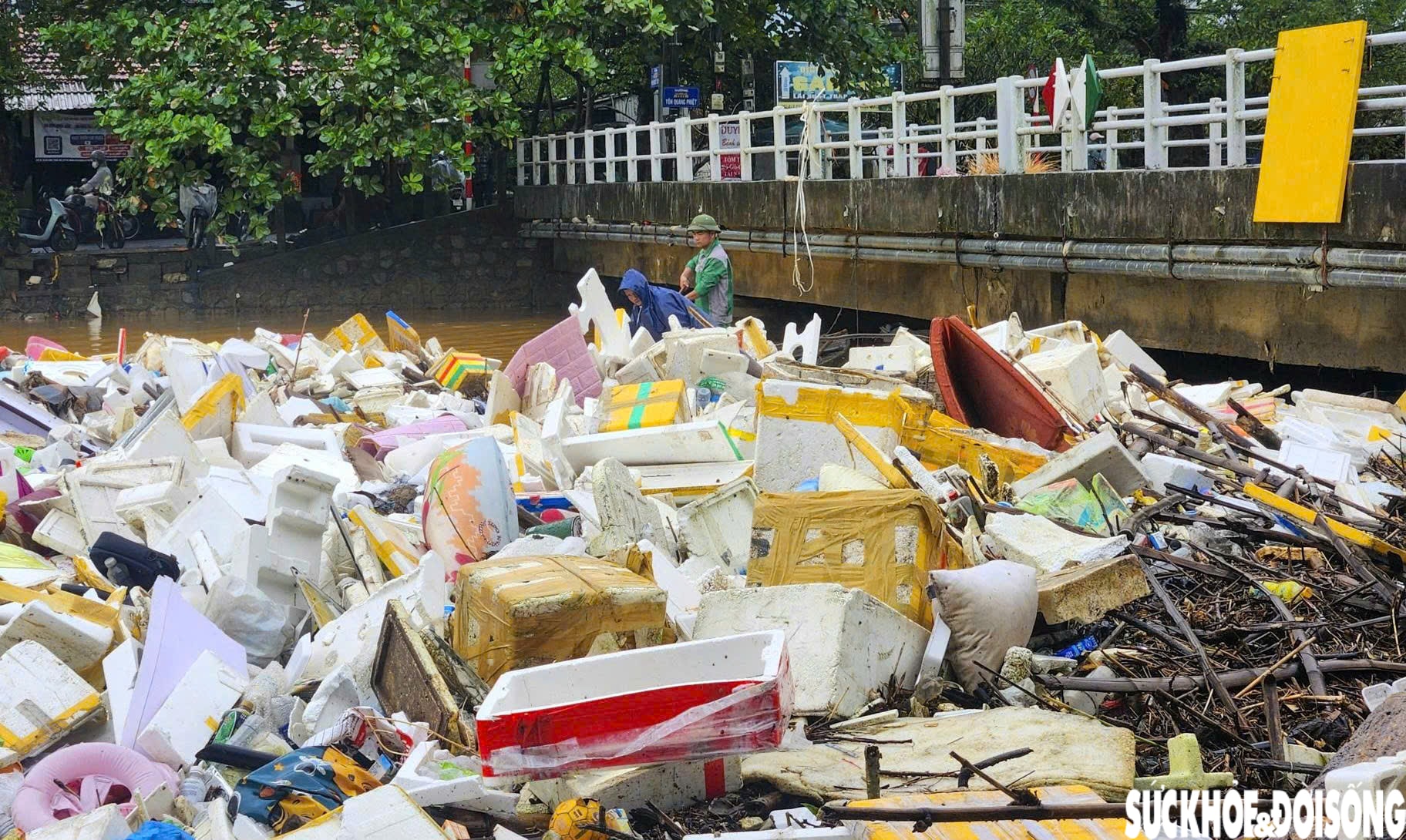 Sông hồ ở Huế ngập rác sau lũ, toàn thành phố thu gom hơn 5.500 tấn về nơi xử lý- Ảnh 8.