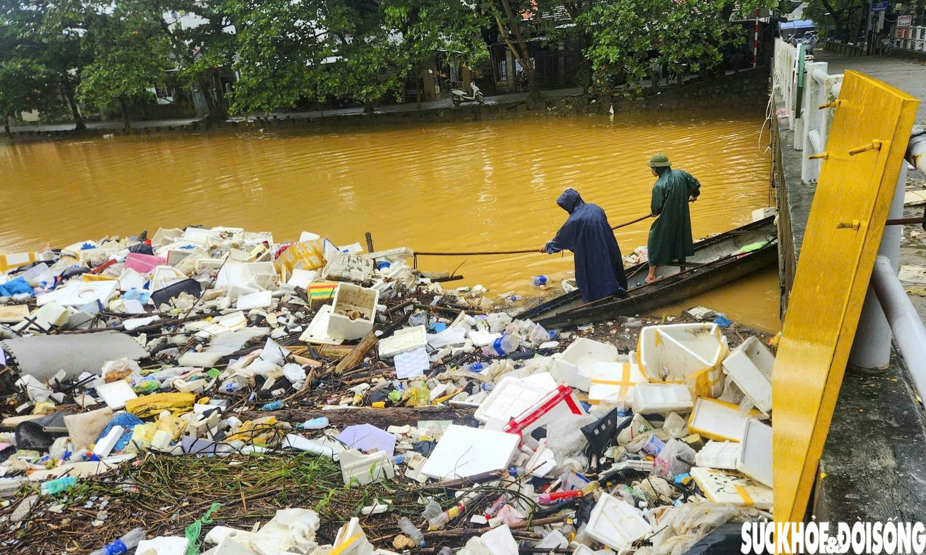 Sông hồ ở Huế ngập rác sau lũ, toàn thành phố thu gom hơn 5.500 tấn về nơi xử lý- Ảnh 10.