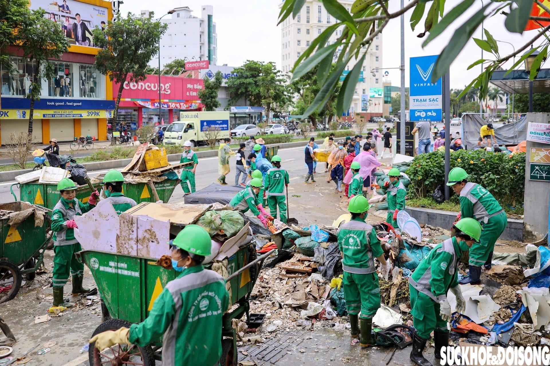 Sông hồ ở Huế ngập rác sau lũ, toàn thành phố thu gom hơn 5.500 tấn về nơi xử lý- Ảnh 11.