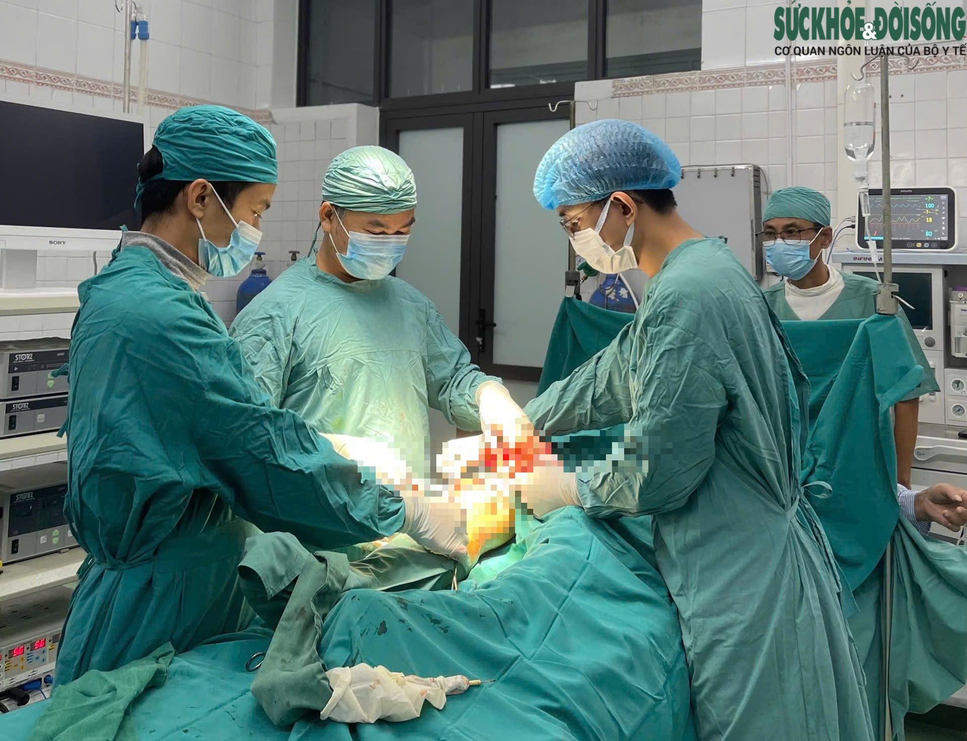 Nhiều người bị chấn thương nặng khi di chuyển, dọn dẹp trong mưa lũ- Ảnh 1.