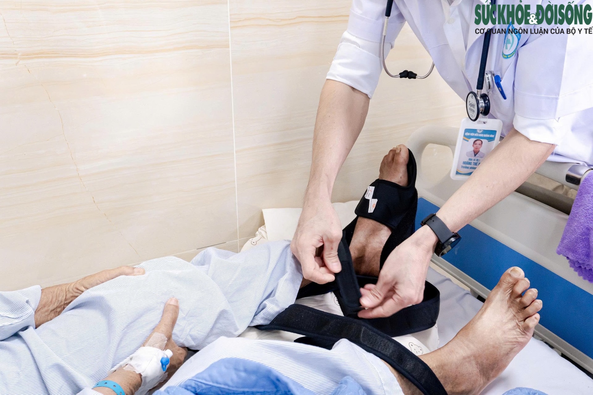 Nhiều người bị chấn thương nặng khi di chuyển, dọn dẹp trong mưa lũ- Ảnh 3.