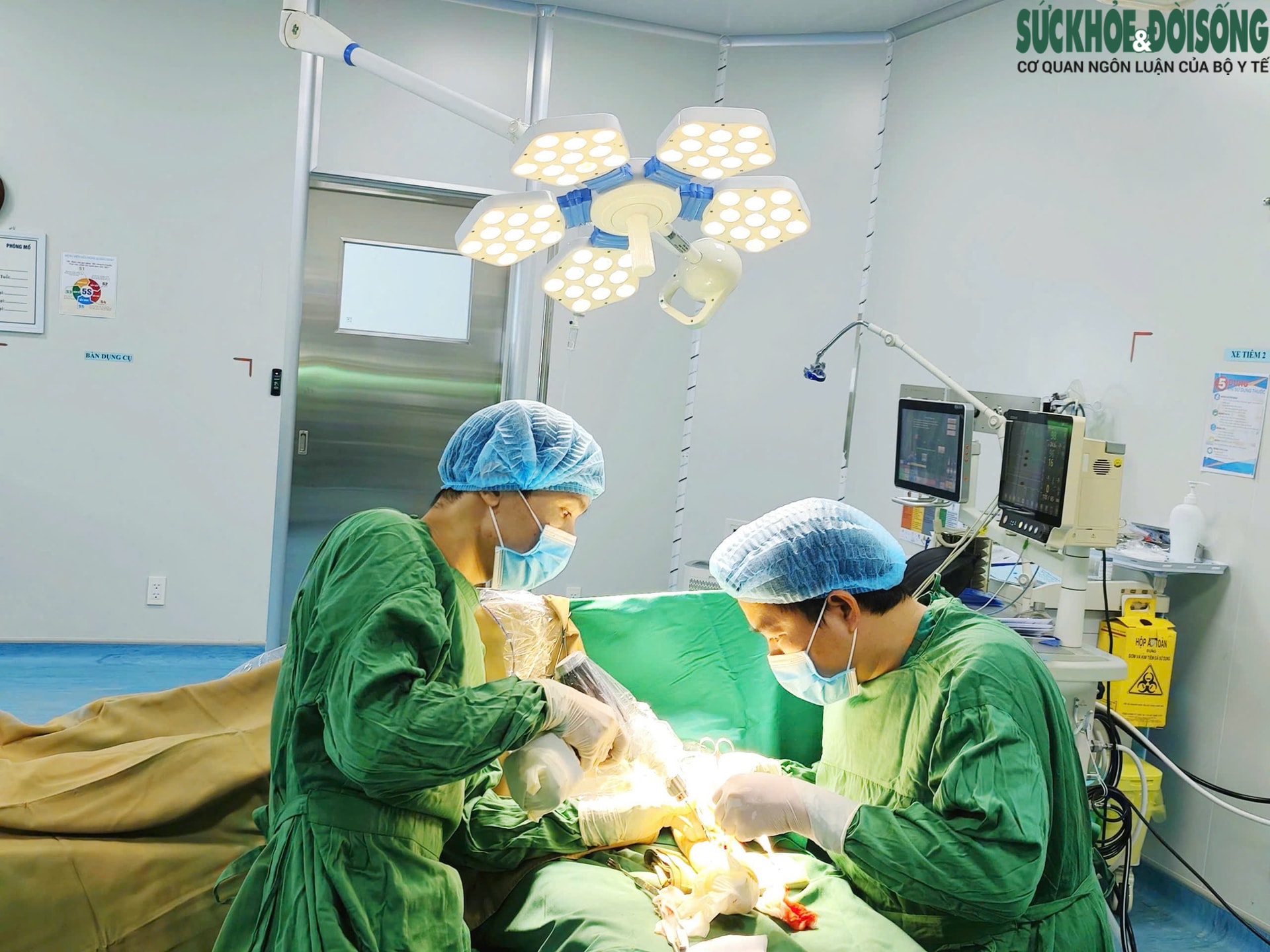 Nhiều người bị chấn thương nặng khi di chuyển, dọn dẹp trong mưa lũ- Ảnh 5.