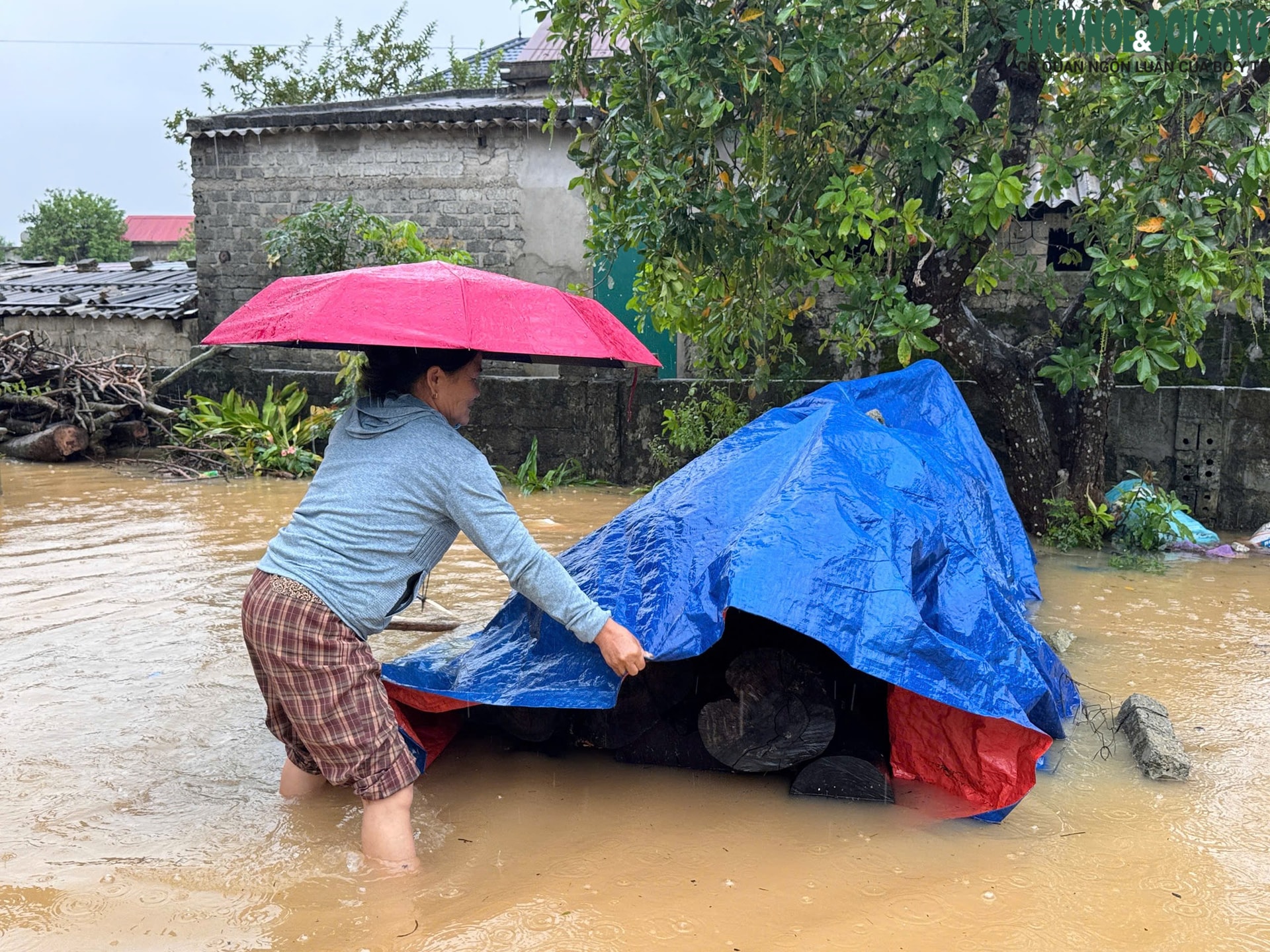 Nhiều người bị chấn thương nặng khi di chuyển, dọn dẹp trong mưa lũ- Ảnh 6.