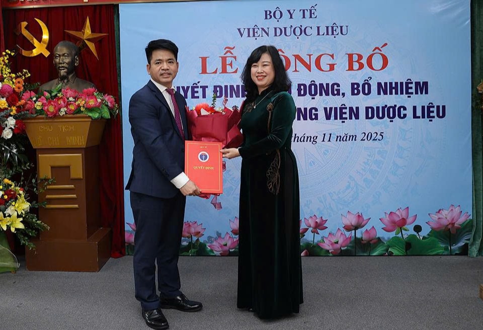 Bộ trưởng Đào Hồng Lan trao quyết định điều động, bổ nhiệm Viện trưởng Viện Dược liệu- Ảnh 1. Bộ trưởng Đào Hồng Lan trao quyết định điều động, bổ nhiệm Viện trưởng Viện Dược liệu- Ảnh 1.