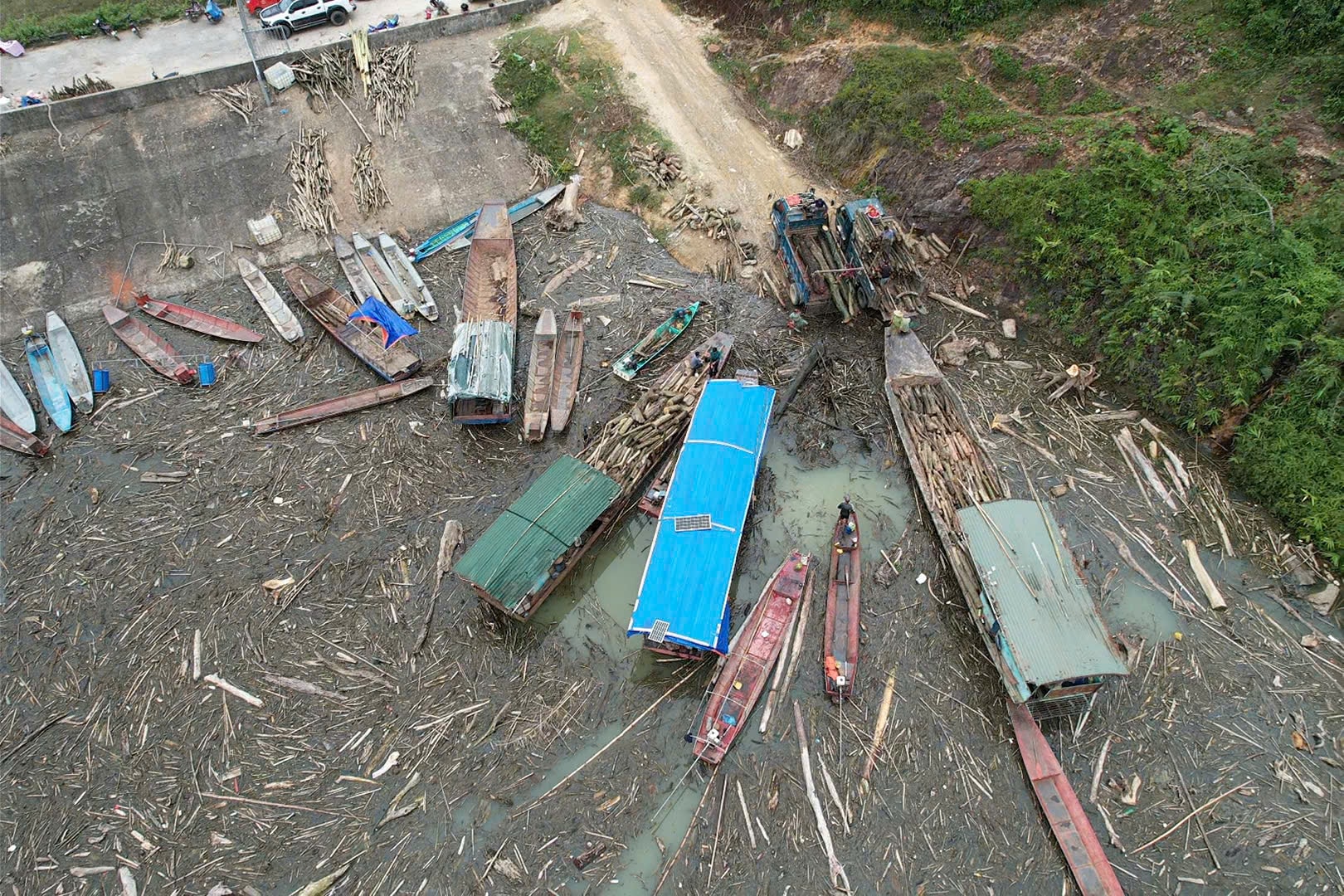 Nghệ An: Gỗ, rác phủ khắp mặt hồ thủy điện- Ảnh 3.