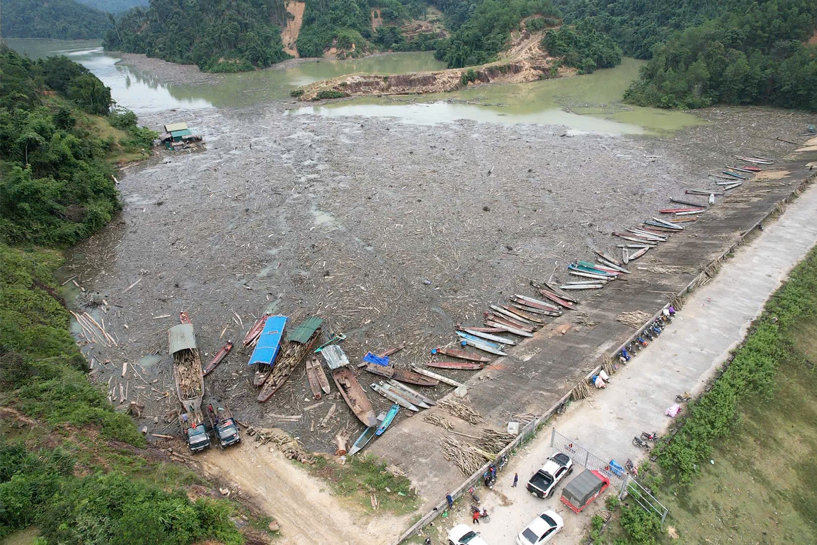 Nghệ An: Gỗ, rác phủ khắp mặt hồ thủy điện- Ảnh 5.