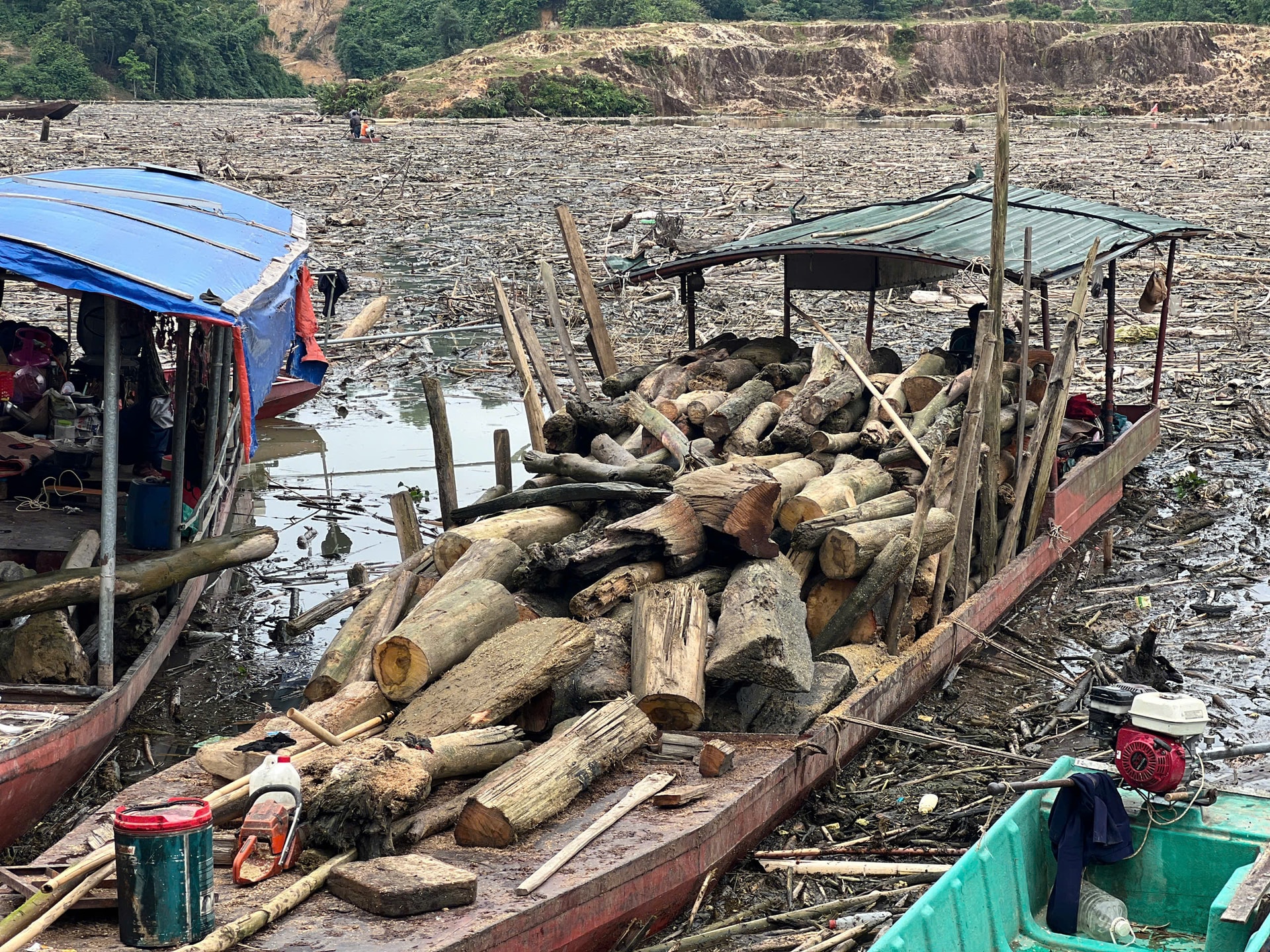 Nghệ An: Gỗ, rác phủ khắp mặt hồ thủy điện- Ảnh 9.