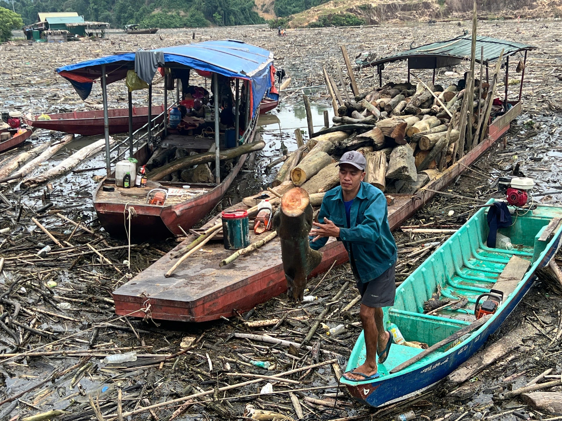 Nghệ An: Gỗ, rác phủ khắp mặt hồ thủy điện- Ảnh 10.
