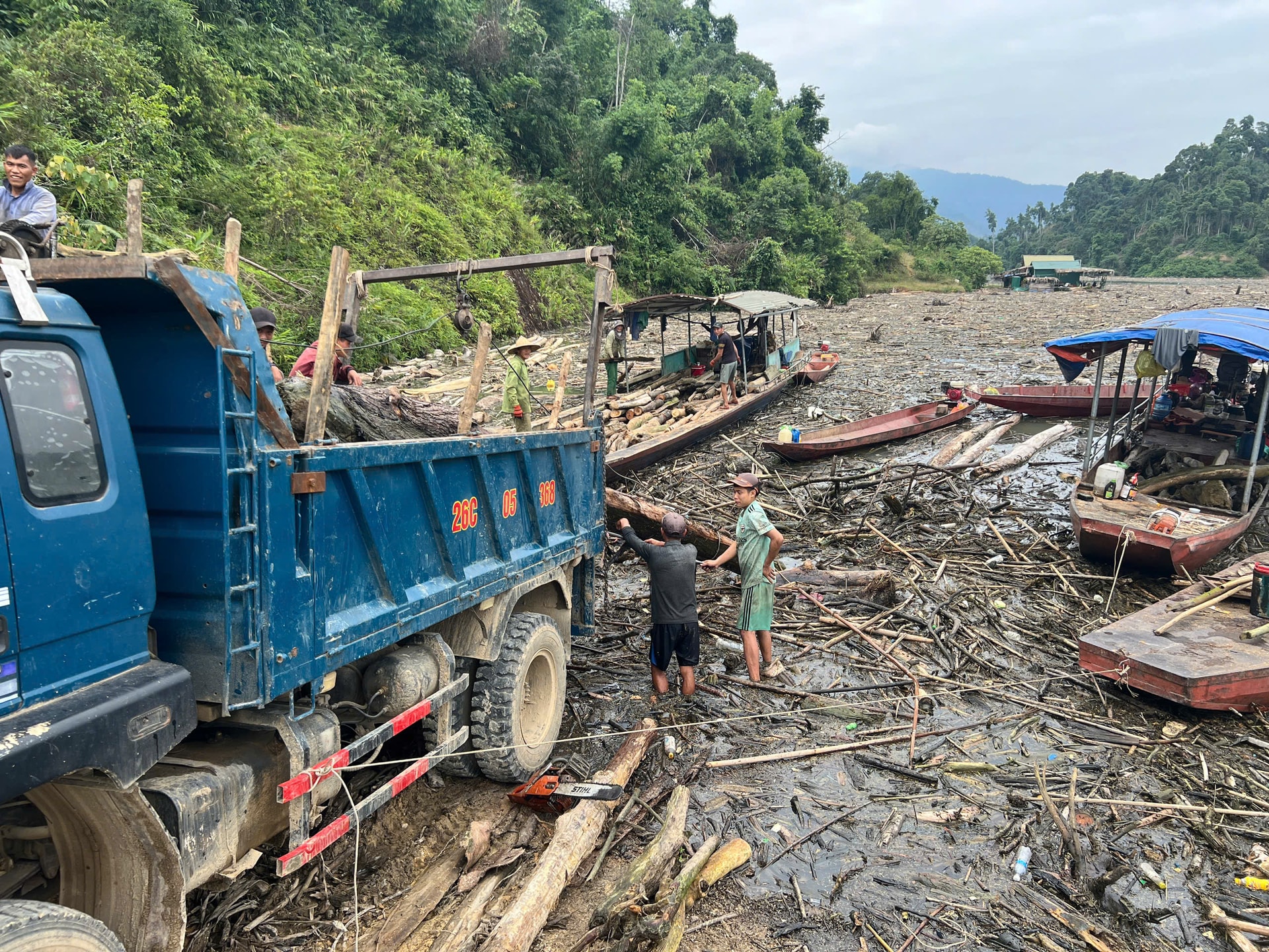 Nghệ An: Gỗ, rác phủ khắp mặt hồ thủy điện- Ảnh 13.