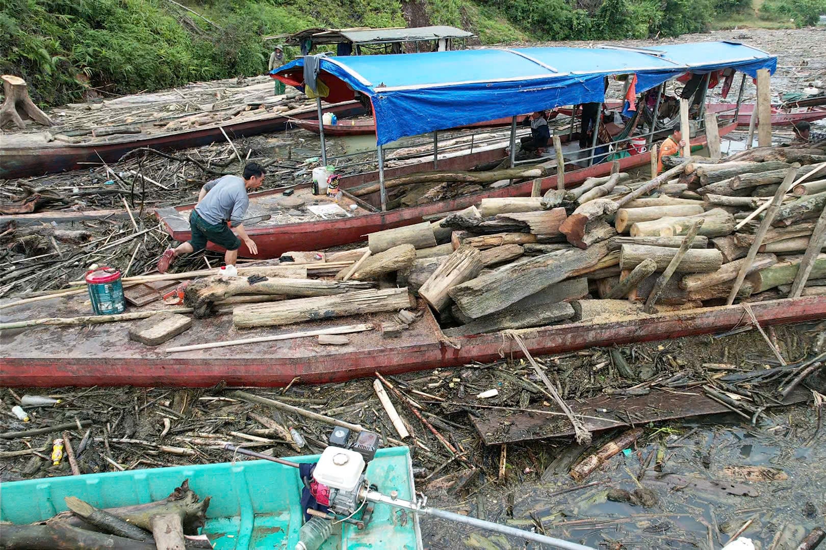 Nghệ An: Gỗ, rác phủ khắp mặt hồ thủy điện- Ảnh 12.