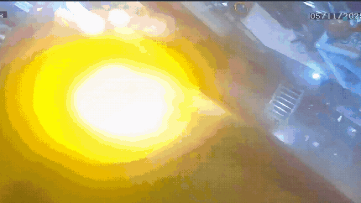 Ô tô tải gây tai nạn liên hoàn trong ngõ Hoàng Mai, tài xế bỏ lại xe rời hiện trường- Ảnh 2. Ô tô tải gây tai nạn liên hoàn trong ngõ Hoàng Mai, tài xế bỏ lại xe rời hiện trường- Ảnh 2.