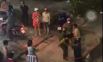 Người đàn ông 'vô danh' lao xuống dòng nước xiết cứu phụ nữ nhảy cầu- Ảnh 2.