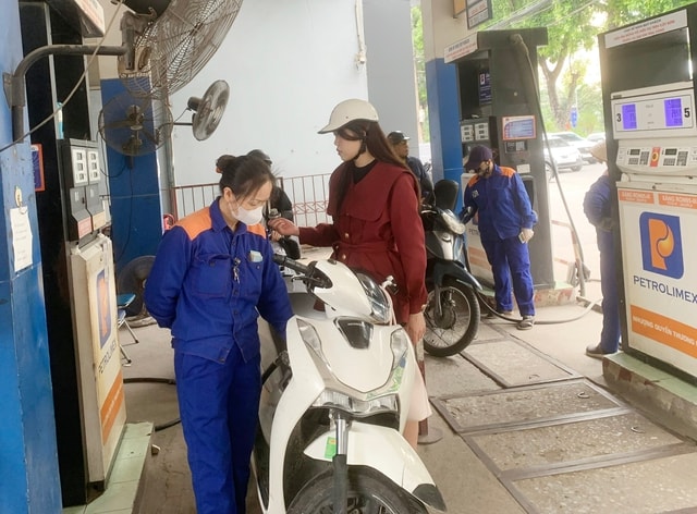 Giá xăng dầu tăng giảm đan xen, RON95 còn 20.416 đ/lít- Ảnh 1. giá xăng