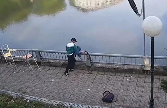 Bố nam sinh lớp 8 bị bạn cùng lớp hành hung, ném xuống hồ: 'Lúc đầu con chỉ tưởng bạn đùa'- Ảnh 1.