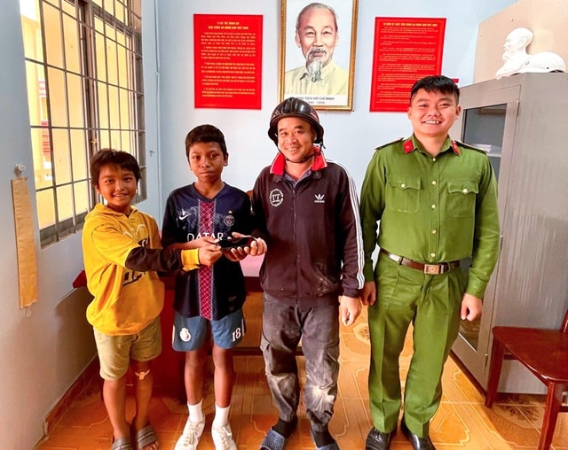 Nhặt được iPhone 13, hai học sinh cấp 2 có hành động đẹp- Ảnh 1.